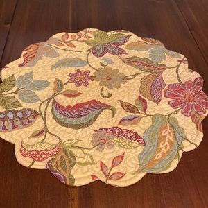 Reversible Scalloped Round FloralTable Mat